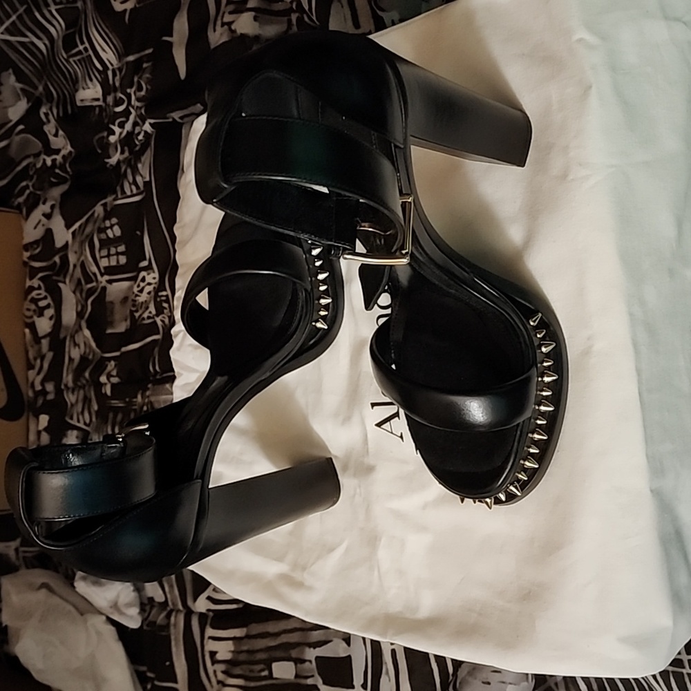 Alexander McQueen size 10 women's shoe( runs small) fit size 9/9.5 - Picture 3 of 7